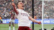 Gelandang Arsenal, Leandro Trossard, merayakan gol pertama timnya dalam pertandingan sepak bola Liga Inggris antara West Ham United melawan Arsenal di Stadion London, London timur, pada 10 Mei 2026. (Adrian Dennis / AFP)