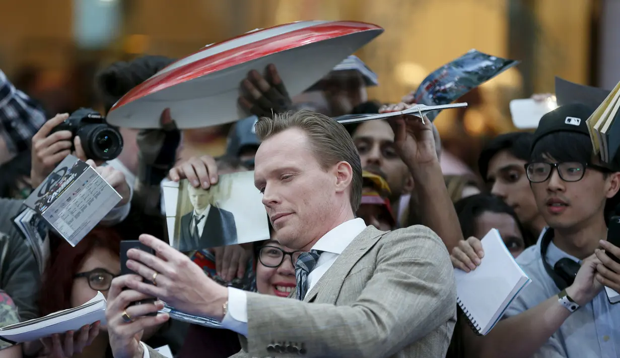 Aktor Paul Bettany berselfie dengan penggemarnya saat menghadiri premiere film "Avengers: Age of Ultron" di Westfield shopping centre, Shepherds Bush, London, Selasa (21/4/2015). (REUTERS/Stefan Wermuth)