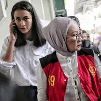 Terdakwa kasus dugaan penyebaran berita bohong atau hoaks Ratna Sarumpaet didampingi Atiqah Hasiholan tiba untuk menjalani sidang lanjutan di PN Jakarta Selatan, Selasa (7/5/2019). Sidang kali ini menghadirkan saksi meringankan dari pihak terdakwa. (Liputan6.com/Faizal Fanani)