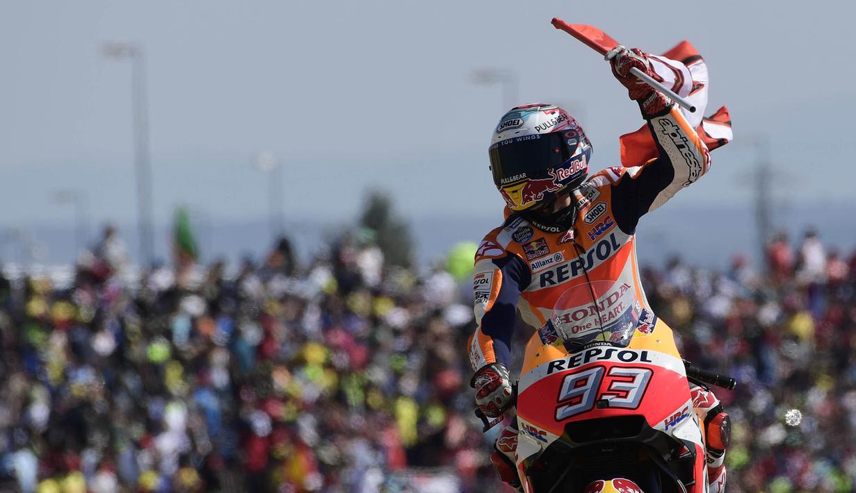 Pebalap Repsol Honda, Marc Marquez, merayakan kemenangan pada GP Aragon di Sirkuit Motorland, Alcaniz, Minggu (24/9/2017). Marquez berhasil finis tercepat dengan waktu 42 menit 6,819 detik. (AFP/Javier Soriano)