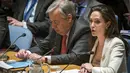 Artis Angelina Jolie berbicara pada sidang Dewan Keamanan PBB di New York, AS (25/4/2015). Angelina Jolie sebagai utusan PBB untuk pengungsi (UNHCR) meminta negara-negara maju untuk membantu pengungsi Suriah. (REUTERS/Lucas Jackson)