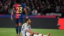 Menjamu Benfica di Estadi Olimpic Lluis Companys, Barcelona sukses mengalahkan Benfica dengan skor 3-1. Kemenangan ini memastikan Barcelona lolos ke perempat final Liga Champions 2024/2025 dengan agregat 4-1 usai menang 1-0 di leg pertama dari Benfica. (Josep LAGO/AFP)