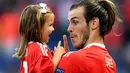 Gareth Bale terlihat memberi peringatan sambil bercanda dengan putrinya usai laga melawan Irlandia Utara pada Piala Eropa 2016 di Parc des Princes, Paris, (25/6/2016). Wales Menang 1-0. (EPA/Georgi Licovski)