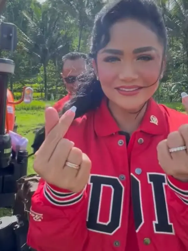 Krisdayanti membantu petani (Instagram/krisdayantilemos)