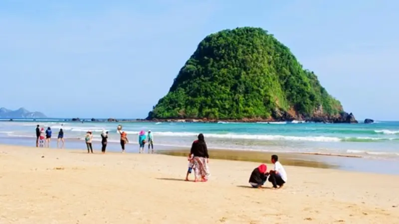 Pantai Pulau Merah, 'Hidden Paradise' di Banyuwangi