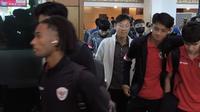 Pelatih Timnas Indonesia, Shin Tae-yong, dan anak asuhnya tiba di&nbsp;Bandara Adi Soemarmo, Boyolali, Rabu (18/12/2024) pagi WIB. Tim Garuda dijadwalkan akan bersua Filipina pada laga terakhir Grup B Piala AFF 2024 di Stadion Manahan, Solo, Sabtu (21/12/2024) malam WIB. (Bola.com/Vincentius Atmaja)