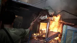 Api langsung membesar dan menghanguskan rumah yang ada di kompleks tentara itu, Jakarta, (14/10/14). (Liputan6.com/Faizal Fanani)
