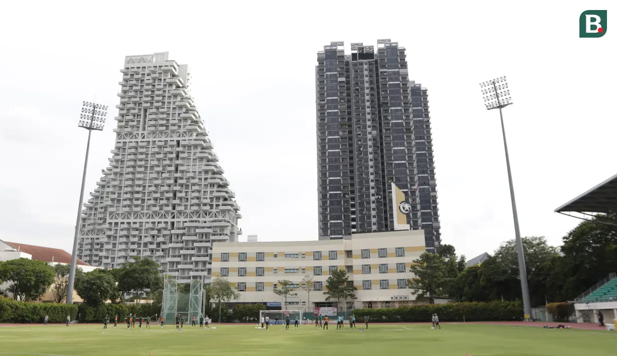 Pemain Timnas Indonesia saat sesi latihan di Stadion Bishan, Singapura, Rabu (7/11). Latihan Timnas ini merupakan persiapan jelang laga melawan Singapura pada Piala AFF 2018. (Bola.com/M Iqbal Ichsan)