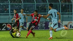 Penjaga gawang Persela, Choirul Huda menahan gempuran penyerang  Persipura, Fernando Pahabol (kedua dari kanan) saat berlaga di SCM Cup 2015 di Stadion Kanjuruhan, Malang, (18/1/2015). Persela unggul 1-0 atas Persipura. (Liputan6.com/Faizal Fanani)