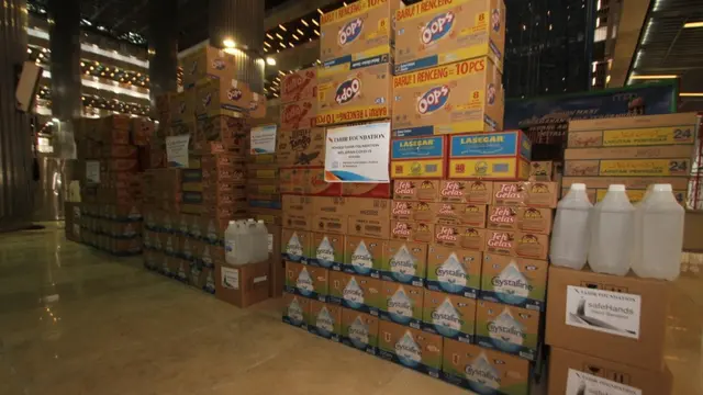 Yayasan Orang Tua Group Peduli dan Taher Foundation menyerahkan bantuan kemanusiaan untuk percerpatan penangan Covid-19 di masjid Istiqlal, Jakarta Pusat