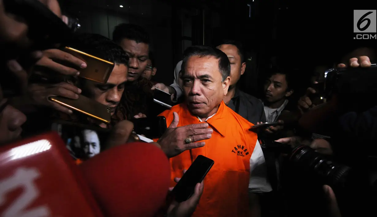 Gubernur Aceh, Irwandi Yusuf menjawab pertanyaan seusai pemeriksaan di gedung KPK, Jakarta, Kamis (5/7). Irwandi yang mengenakan rompi tahanan mengklaim tak pernah menerima suap terkait proyek yang bersumber dari DOKA 2018. (Merdeka.com/Dwi Narwoko)