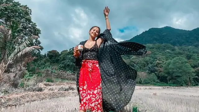 10 Potret Kirana Larasati Tampil Kekinian dan Modis dengan Kain Batik