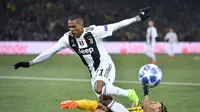 Bek Juventus  Alex Sandro gagal melewati hadangan pemain Young Boys pada laga lanjutan Liga Champions yang berlangsung di stadion Stade de Suisse, Swiss, Kamis (13/12). Juventus kalah 1-2 atas Young Boys. (AFP/Fabrice Coffrini)