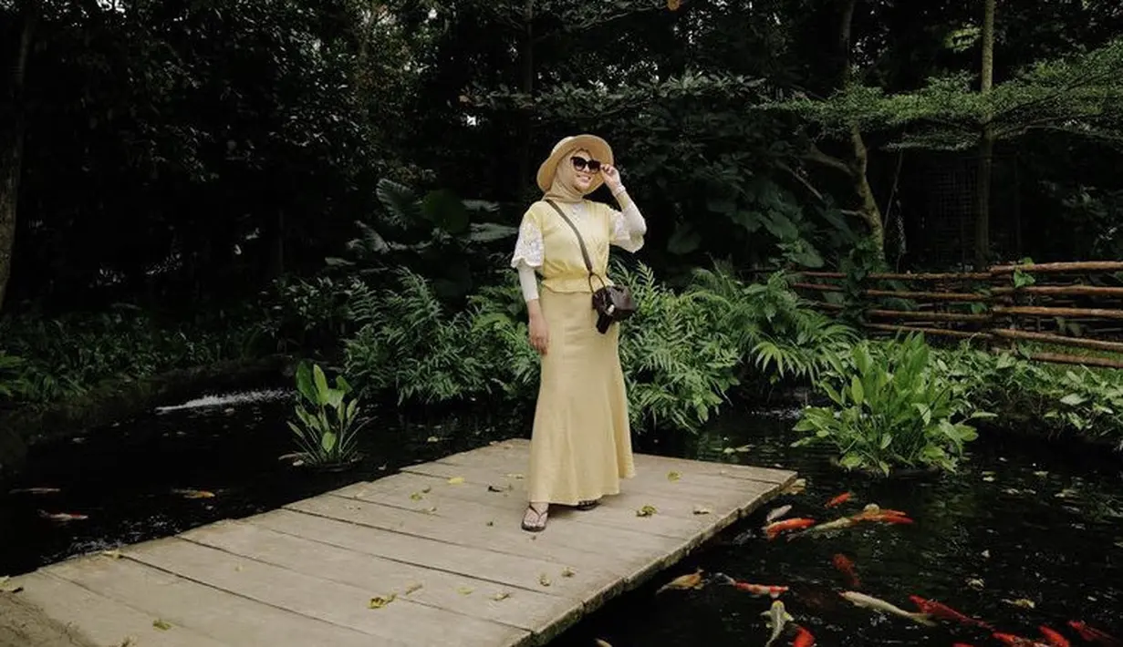 <p>Aurel tampil segar mengenakan atasan vneck kuning dipadukan inner panjang putih. Ia memadukannya dengan skirt flowy warna kuning langsat. (@aurelie.hermansyah)</p>