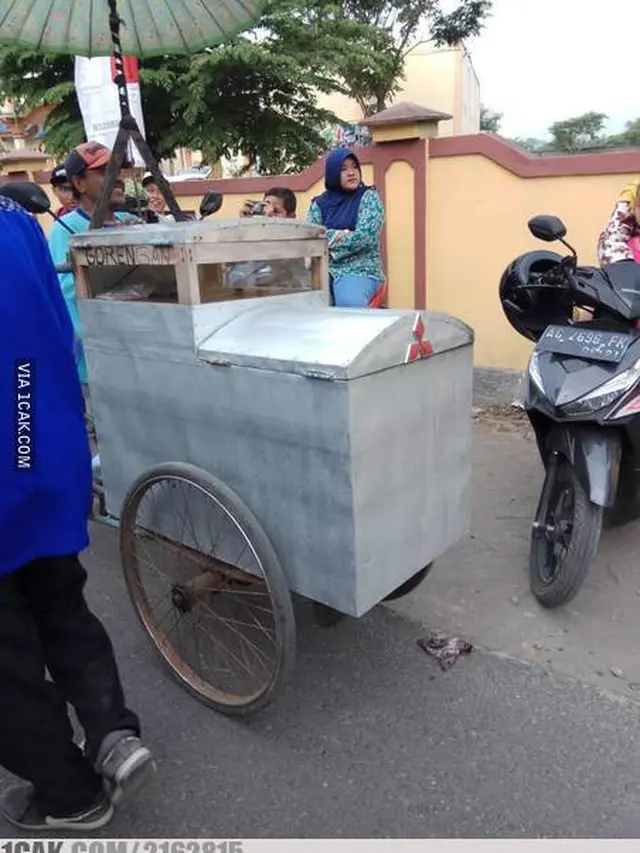 6 Gerobak Jualan Ini Bentuknya Nyeleneh Banget, Pembeli Tepuk Jidat