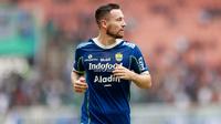Pemain Persib Bandung, Marc Klok saat melawan Persik Kediri pada laga BRI Liga 1 2022/2023 di Stadion Pakansari, Bogor, Rabu (8/3/2023). (Bola.com/M Iqbal Ichsan)