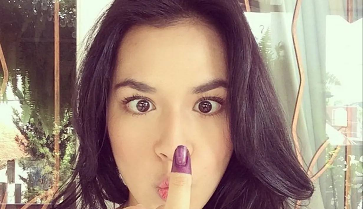 Solois Raisa Andriana juga menunjukkan selfie pilpresnya dengan ekspresi mata melotot ke jari kelingkingnya. (Instagram/ Raisa6690)