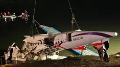 Puing-puing pesawat TransAsia Airways turboprop ATR 72-600 yang jatuh di sungai Taipe, Taiwan, Rabu (4/2/2015).  Pesawat yang mengangkut 58 penumpang dan awak pesawat itu terhempas ke sungai saat hendak lepas landas. (REUTERS/Pichi Chuang)