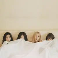 Tak cuma mengintip di celah pintu, kini fans juga bisa melihat ekspresi idolanya saat mengintip dari balik selimut. (Foto: Instagram/ jennierubyjane)