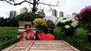 Beberapa karangan bunga menghiasi makam pembalap legendaris F1, Ayrton Senna di Sao Paulo, Brasil. (REUTERS/Paulo Whitaker)