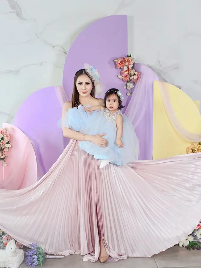 6 Pemotretan Momo Geisha Bersama Buah Hati, Pose Putrinya Curi Perhatian