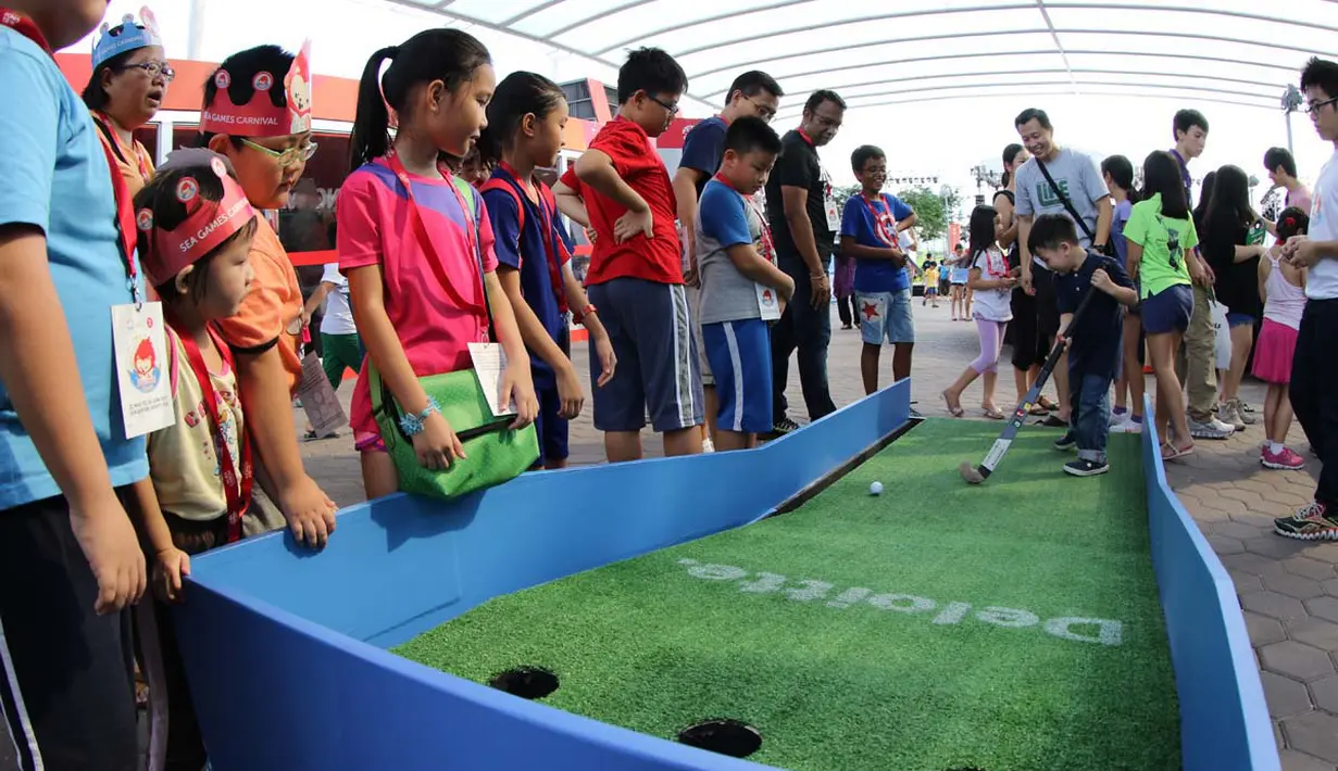 Arena bermain golf pun ramai dikunjungi. (Bola.com/Arief Bagus)
