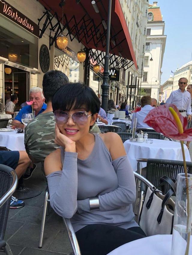 7 Gaya Ibunda Cinta Laura, Selalu Berponi dan Berkacamata