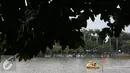 Warga berekreasi dengan perahu bebek di kawasan Setu Babakan, Jakarta Selatan, Jumat (25/11). Gubernur non-aktif DKI Jakarta Basuki Tjahaja Purnama menegaskan sangat mendukung pelestarian budaya Betawi. (Liputan6.com/Immanuel Antonius) 