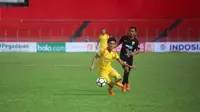 Duel Sriwijaya FC vs Borneo FC di Stadion H. Agus Salim, Padang, Minggu (29/7/2018). (Bola.com/Riskha Prasetya)