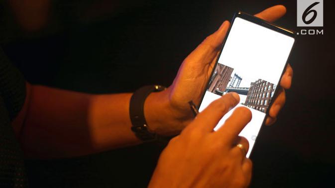 Hamish Daud ketika mencoba secara langsung Samsung Galaxy Note 8 di New York. Liputan6.com/ Aditya Eka Prawira