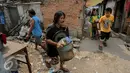 Sejumlah warga saat mengevakuasi barang-barang milik mereka di kawasan Kebon Kosong, Jakarta, Senin (15/6/2015). Pembongkaran tersebut dilakukan untuk membenahi wilayahnya agar aktivitas pedagang kaki lima (PKL) lebih tertata. (Liputan6.com/Faizal Fanani)