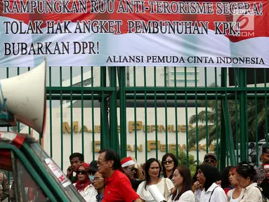 Massa melakukan unjuk rasa di depan Gedung DPR, Jakarta, Rabu (12/7). Dalam aksinya mereka menuntut Rampungkan RUU Anti - Terorisme, Tolak Hak Angket KPK, dan Bubarkan DPR. (Liputan6.com/Johan Tallo)