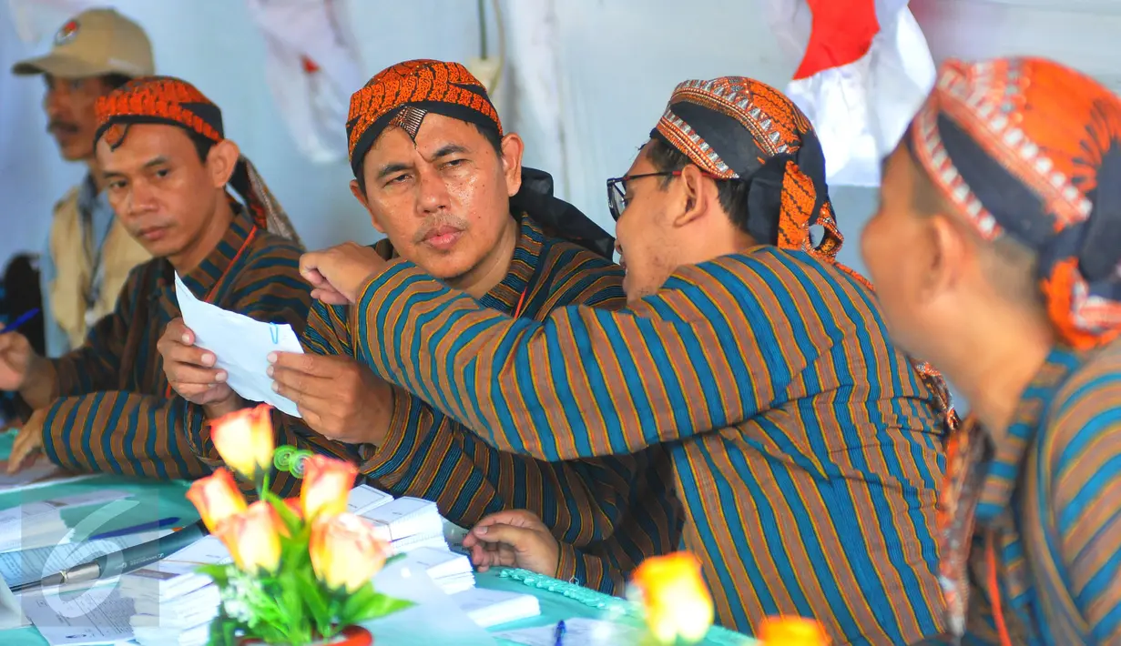 Petugas Kelompok Panitia Pemungutan Suara (KPPS) mengenakan pakaian tradisional khas Jawa dan blangkon di TPS 04 Gambir, Jakarta Pusat, Rabu (15/2). Penggunaan pakaian adat Jawa itu untuk memeriahkan gelaran Pilkada DKI 2017. (Liputan6.com/Angga Yuniar)