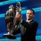 Presiden UEFA Aleksander Ceferin mengangkat piala Liga Champion saat pengundian babak Semi Final Liga Champions di Nyon, Swiss, (21/4). Real Madrid melawan Atletico Madrid dan AS Monaco melawan Juventus. (Jean-Christophe Bott / Keystone via AP)