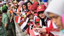 Warga dan pelajar menyambut rombongan Para kepala Negara dan delegasi dari Asia dan Afrika mengikuti 'Historical Walk' dalam rangkaian Peringatan KAA ke-60, di Bandung, Jumat (24/4/2015). (Liputan6.com/Faizal Fanani)