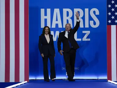 Kandidat Presiden AS dari Partai Demokrat Kamala Harris dan calon Wakil Presiden, Gubernur Minnesota Tim Walz tiba pada rapat umum kampanye di Philadelphia, Selasa (6/8/2024). (AP Photo/Matt Rourke)