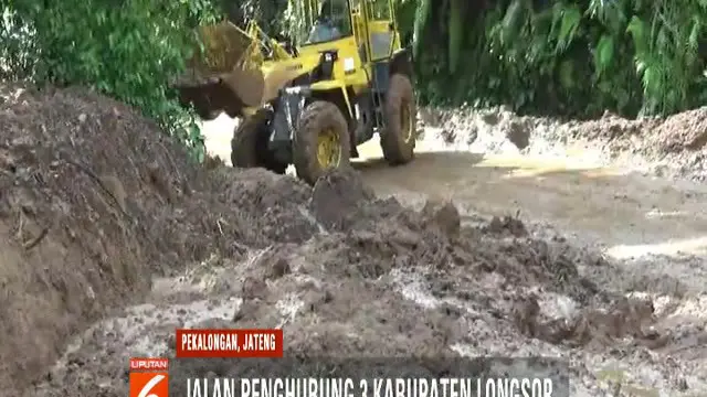 Kini kendaraan harus melintas bergantian melewati bahu jalan yang amblas sepanjang 30 meter.