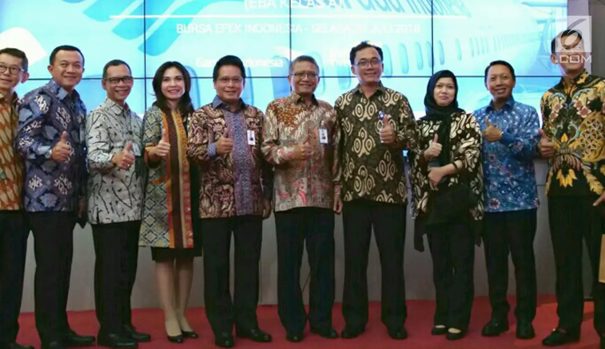 Jajaran Direksi Askrindo pada pencatatan perdana Efek Beragun Aset Mandiri GIAA01 Jakarta, Selasa (31/7). Askrindo menjamin Efek Beragunan Aset (EBA) Mandiri GIAA01 berupa hak atas pendapatan penjualan tiket penerbangan. (Liputan6.com/HO/Iqbal)