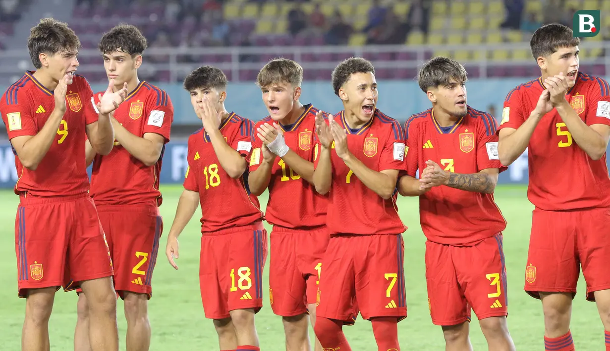 <p>Para pemain starting XI Timnas Spanyol U-17 saling menyemangati jelang bertanding melawan Kanada U-17 dalam pertandingan babak penyisihan Grup B Piala Dunia U-17 di Stadion Manahan, Solo, Jumat (10/11/2023). (Bola.com/Arief Bagus)</p>