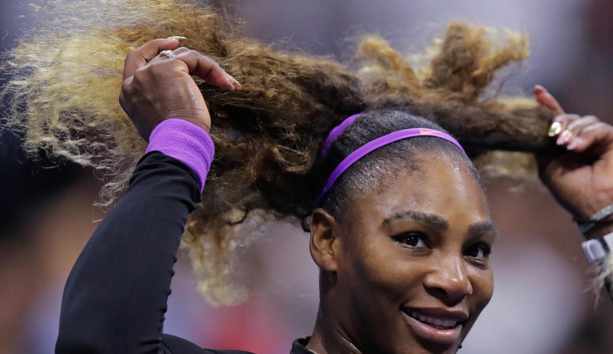 Petenis Amerika Serikat, Serena Williams merapikan rambutnya setelah mengalahkan petenis China, Wang Qiang pada perempat final AS Terbuka 2019 di USTA Billie Jean King National Tennis Center, Selasa (3/9/2019). Serena Williams melaju ke babak semi final setelah menang 6-1 dan 6-0. (AP/Charles Krupa)