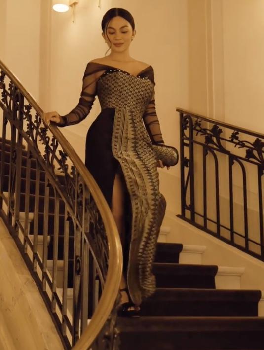 Lebih lanjut, Didiet Maulana berkeyakinan bahwa setiap dari kita memiliki sinar yang indah. “Malam itu, untuk acara Gala Dinner @lorealparis, busana yang diciptakan penuh cinta, khusus didedikasikan untuk Ariel Tatum. Menggambarkan keanggunan perempuan dan ketangguhan pada saat yang bersamaan,” ujar Didiet Maulana masih dalam unggahan yang sama. (Foto: Dok. Instagram @didietmaulana)