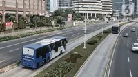 Bus Transjakarta saat melintas di Jalan Sudirman, Jakarta, Minggu (2/8/2020). PT Transjakarta akan menambah armada sebanyak 155 mengantisipasi lonjakan pelanggan saat diberlakukan kebijakan ganjil genap di sejumlah ruas jalan utama Jakarta pada Senin, 3 Agustus 2020. (merdeka.com/Iqbal Nugroho)