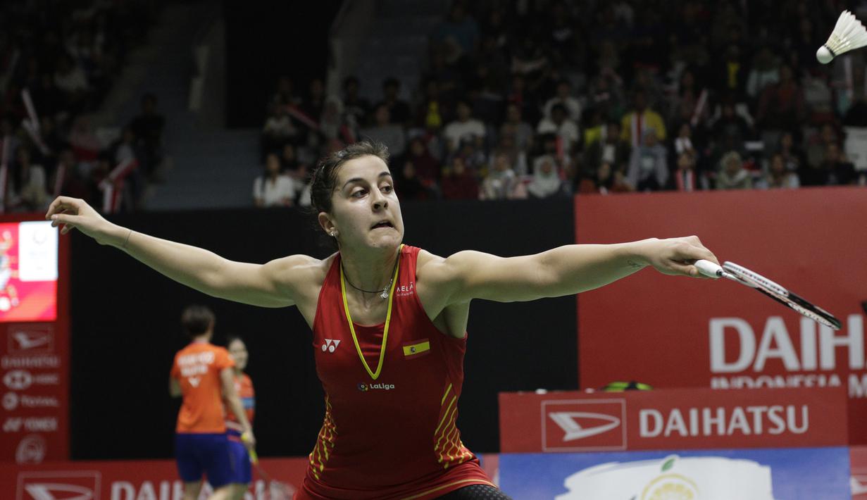 Tunggal putri Spanyol, Carolina Marin, mengembalikan kok saat melawan tunggal Korsel pada Indonesia Masters 2019 di Istora Senayan, Jakarta, Kamis (24/1). Marin lolos ke perempat final. (Bola.com/M. Iqbal Ichsan)