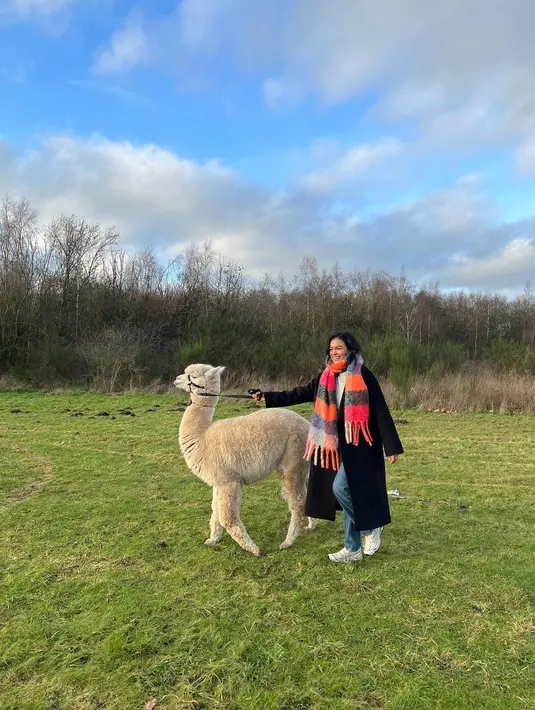 Ia juga menghadirkan kesan playful lewat syal yang dikenakannya.  [Foto: Eva Celia]