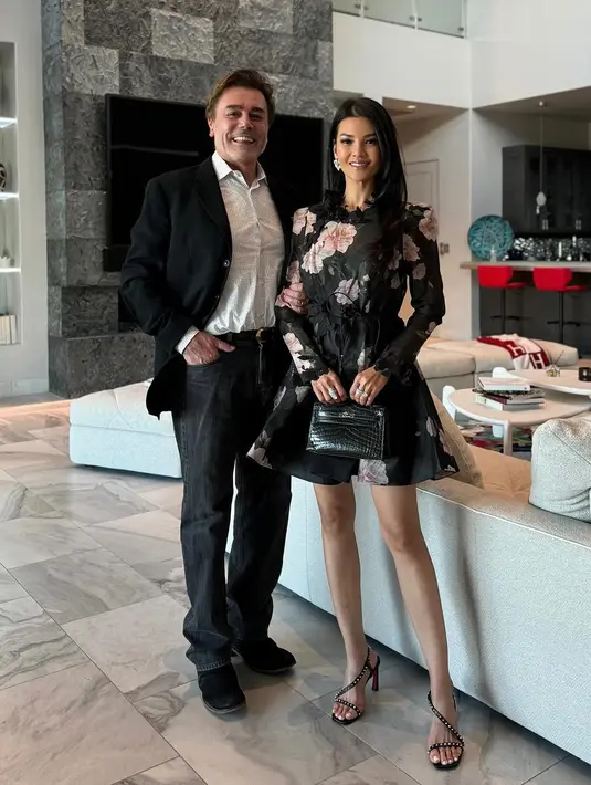 Dalam potret ini, Farah Quinn tampak menawan mengenakan mini dress bermotif bunga. Ia melengkapi penampilannya dengan tas mini Hermes. [@farahquinnofficial]