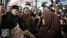 Ketua DPR Ade Komarudin (kiri) berbincang dengan calon penumpang pesawat di Bandara Soekarno Hatta, Banten, Rabu (29/6). Kunjungan tersebut melihat kesiapan pemerintah dalam melayani transportasi pemudik. (Liputan6.com/Johan Tallo)