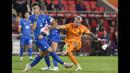 Pemain Timnas Belanda, Wout Weghorst (kanan), menendang bola ke gawang Timnas Yunani dalam pertandingan grup B Kualifikasi Euro 2024 yang berlangsung Philips Stadium, in Eindhoven, Kamis (7/9/2023). (AFP/John Thys)