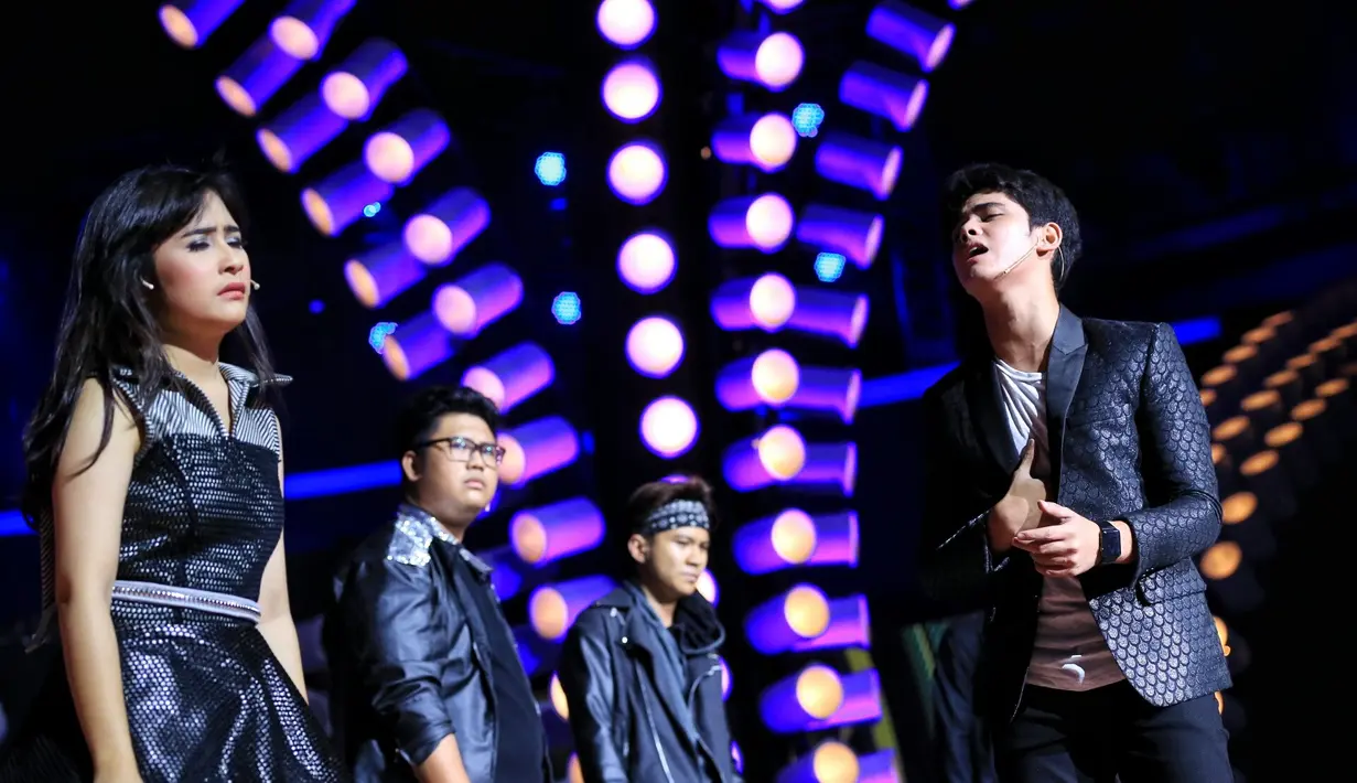 Penampilannya malam itu sukses membuat para penggemar keduanya jadi baper. Apalagi saat kedua pasangan ini berpelukan. Tak henti-hentinya jeritan histeris riuh terdengar. (Adrian Putra/Bintang.com)