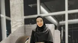 Perpaduan gamis hitam dengan hijab senada serta belt berwarna emas membuat penampilan Zaskia makin elegan. Tas tangan dan sepatu dengan aksen senada juga makin mempermanis penampilannya. (Liputan6.com/IG/@zaskiasungkar15)