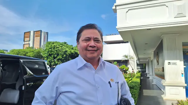 Menteri Koordinator Bidang Perekonomian Airlangga Hartarto di Kompleks Istana Kepresidenan Jakarta, Selasa (18/3/2025) (Liputan6.com/Lizsa Egaham)